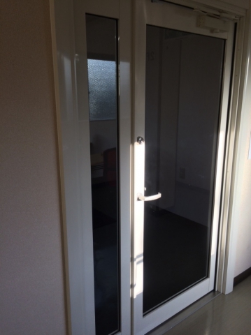 事務所ドアを中が見えるガラスのドアに交換（大阪市）