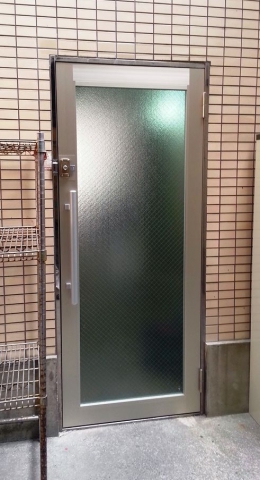 【箕面第一中学校前店】大阪市ビルの出入り裏口ドアを交換