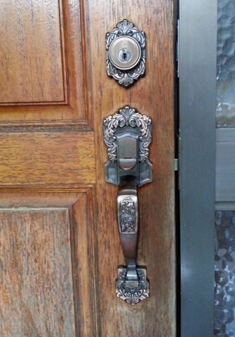 【箕面第一中学校前店】鍵の壊れた玄関ドアのハンドルをを交換しました
